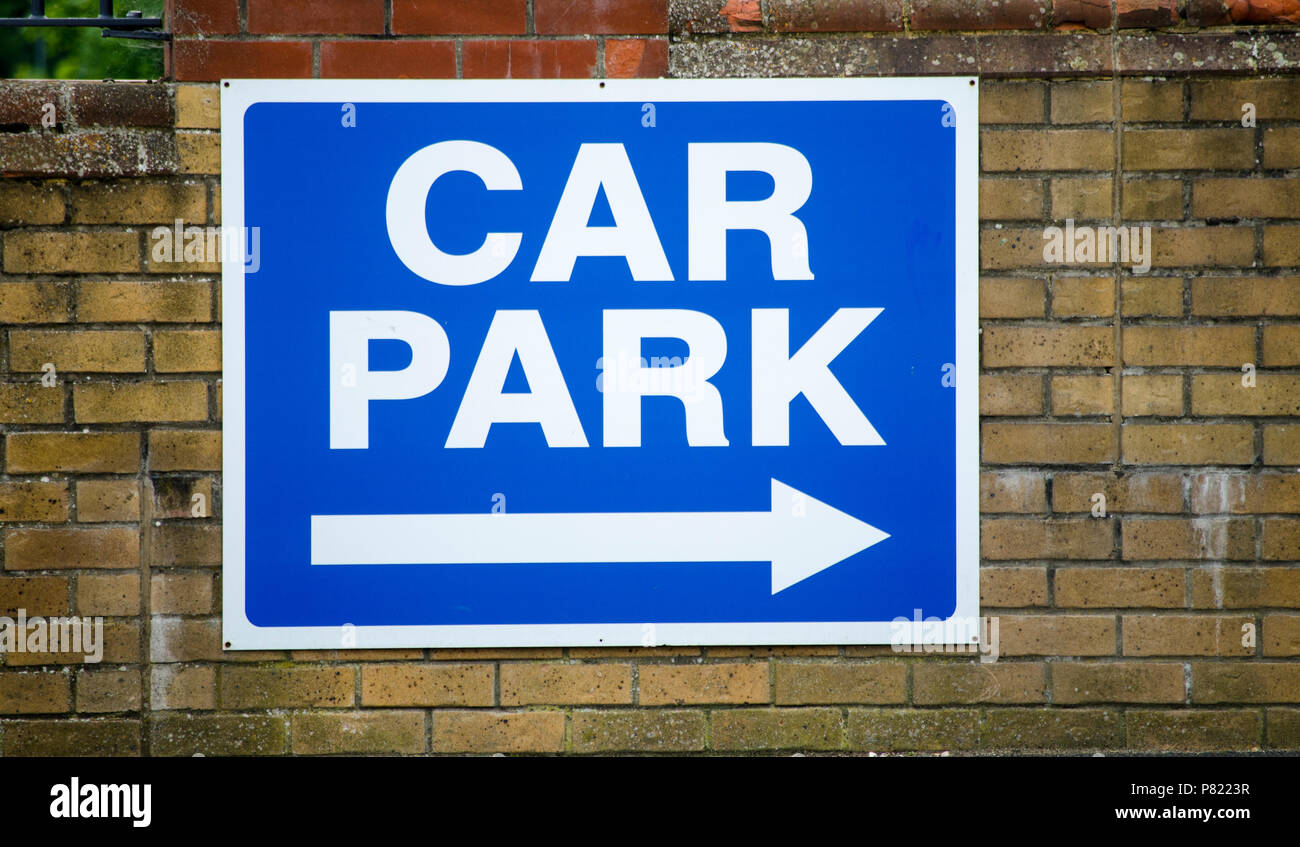 Ein Pfeil, der auf dem Weg zum Auto Park, Großbritannien Stockfoto