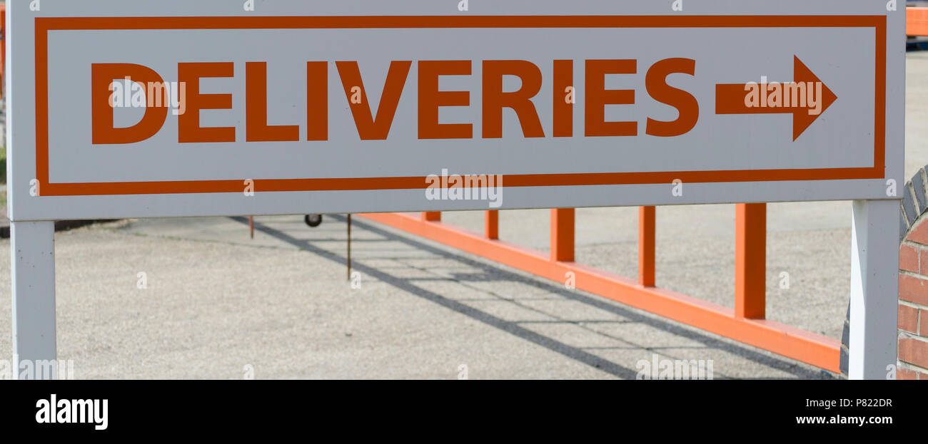 Eine Lieferungen Zeichen, mit einem Pfeil, der die Art und Weise, Großbritannien Stockfoto
