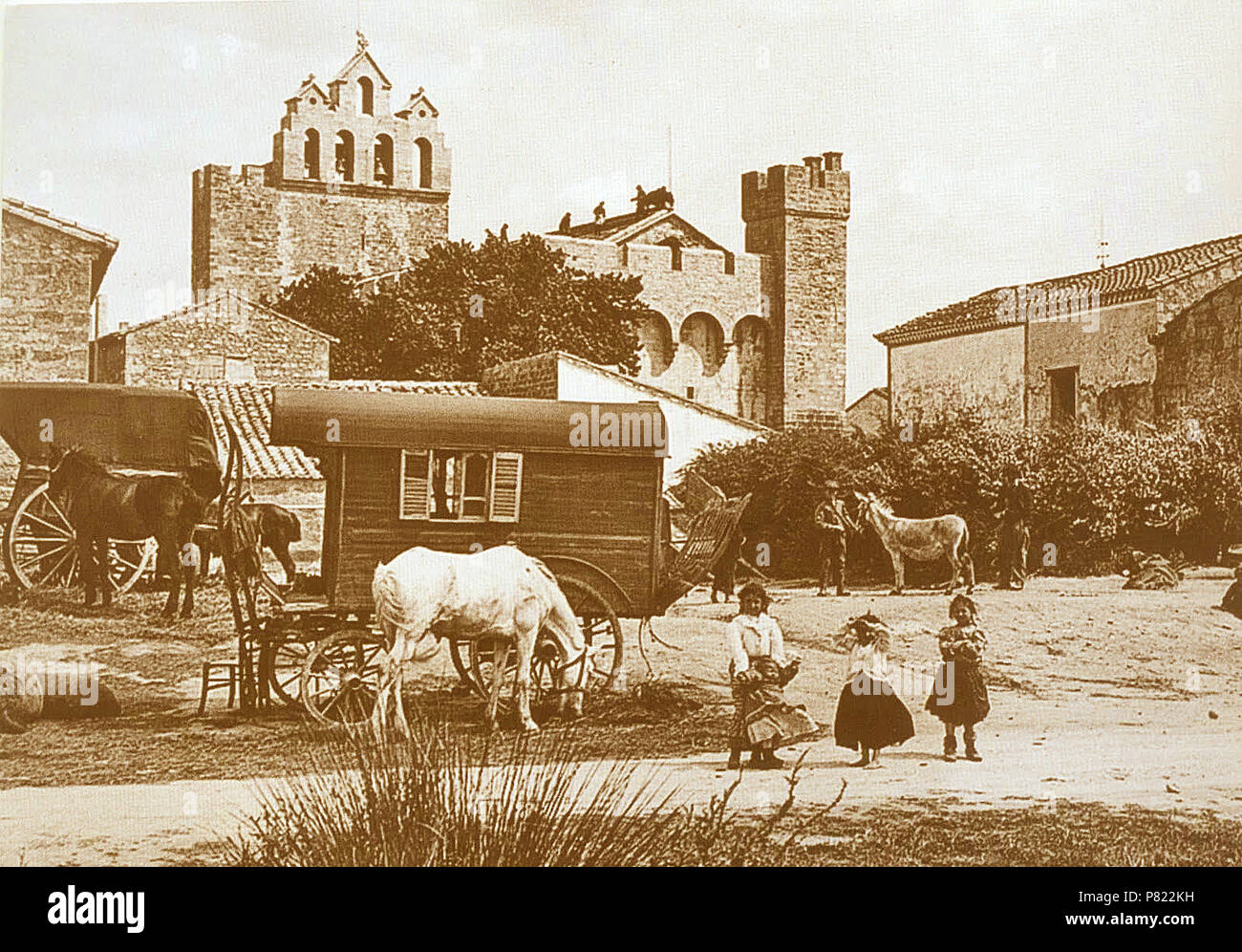 Français: Campement gitan aux Saintes-Maries-de-la-Mer en 1927. 24 Januar 2012 59 Campement gitan aux Saintes-Maries-de-la-Mer en 1927 Stockfoto