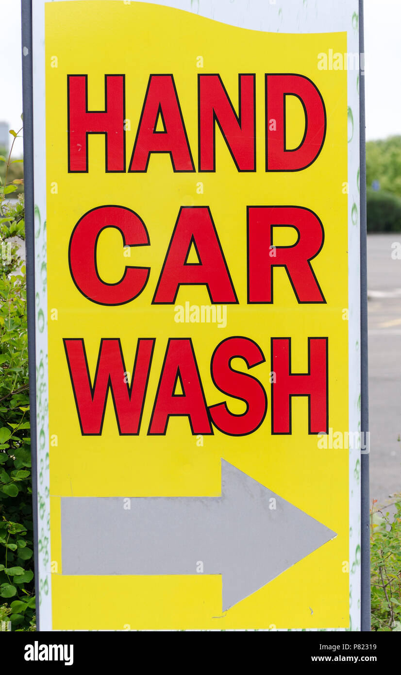 Eine Hand car wash Zeichen, mit einem Pfeil, der die Art und Weise, Großbritannien Stockfoto
