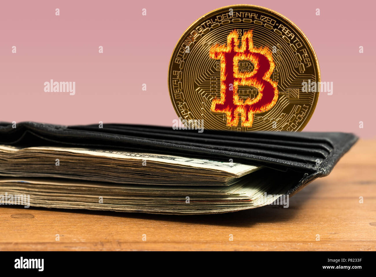 Bitcoin überzog hinter Brieftasche gefüllt mit Bargeld Stockfoto