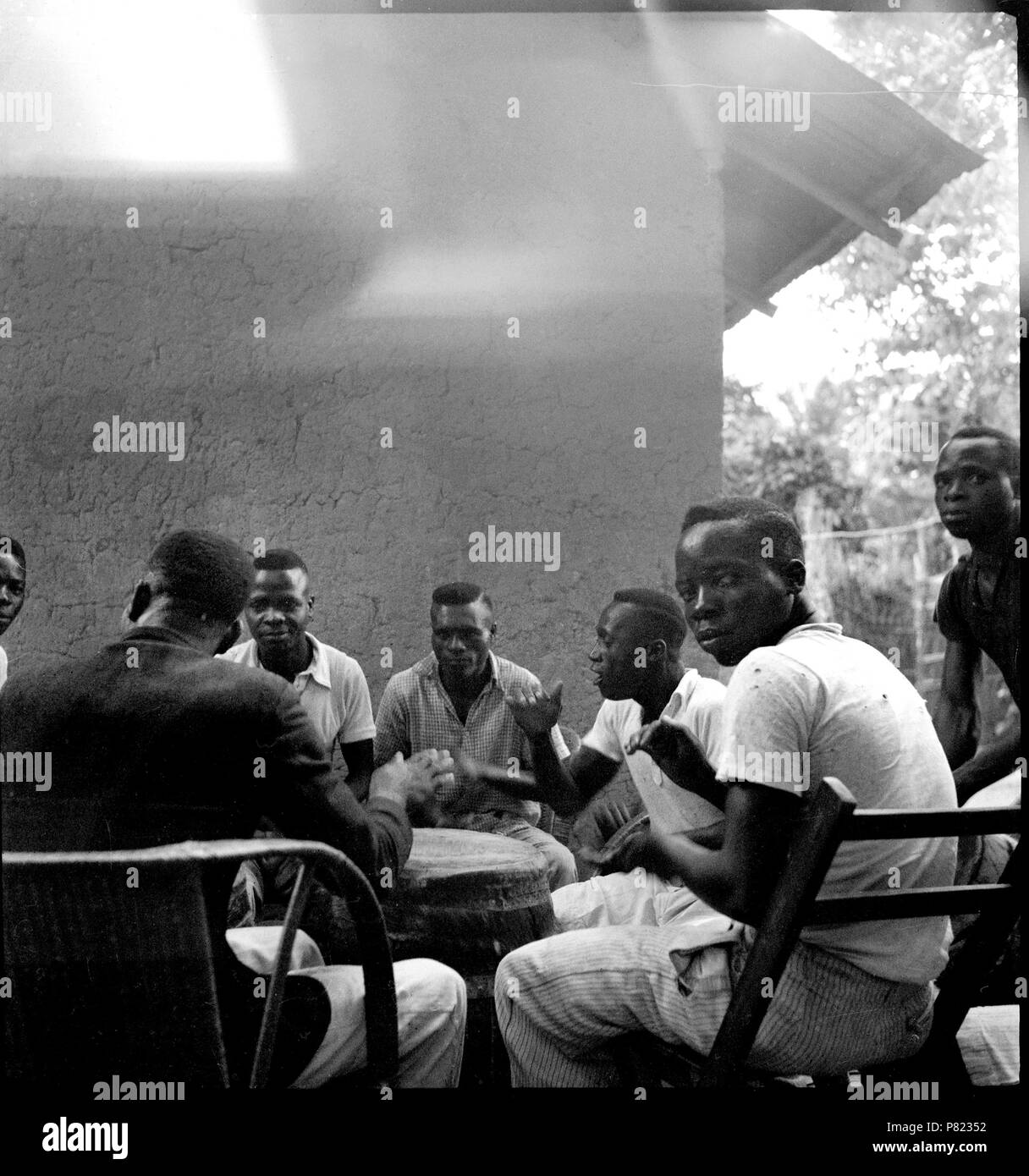 Belgisch-Kongo, Leopoldville (Kinshasa) Lehrwerk:; Mehrere farbige Männer Artikel im Kreis und spielen in einem Tam-Tam (MAD). Von Mai 1941 bis März 1942 66 CH-NB-Belgisch-Kongo, Leopoldville (Kinshasa) - Menschen - Annemarie Schwarzenbach - SLA-Schwarzenbach-A -5-26-001 Stockfoto