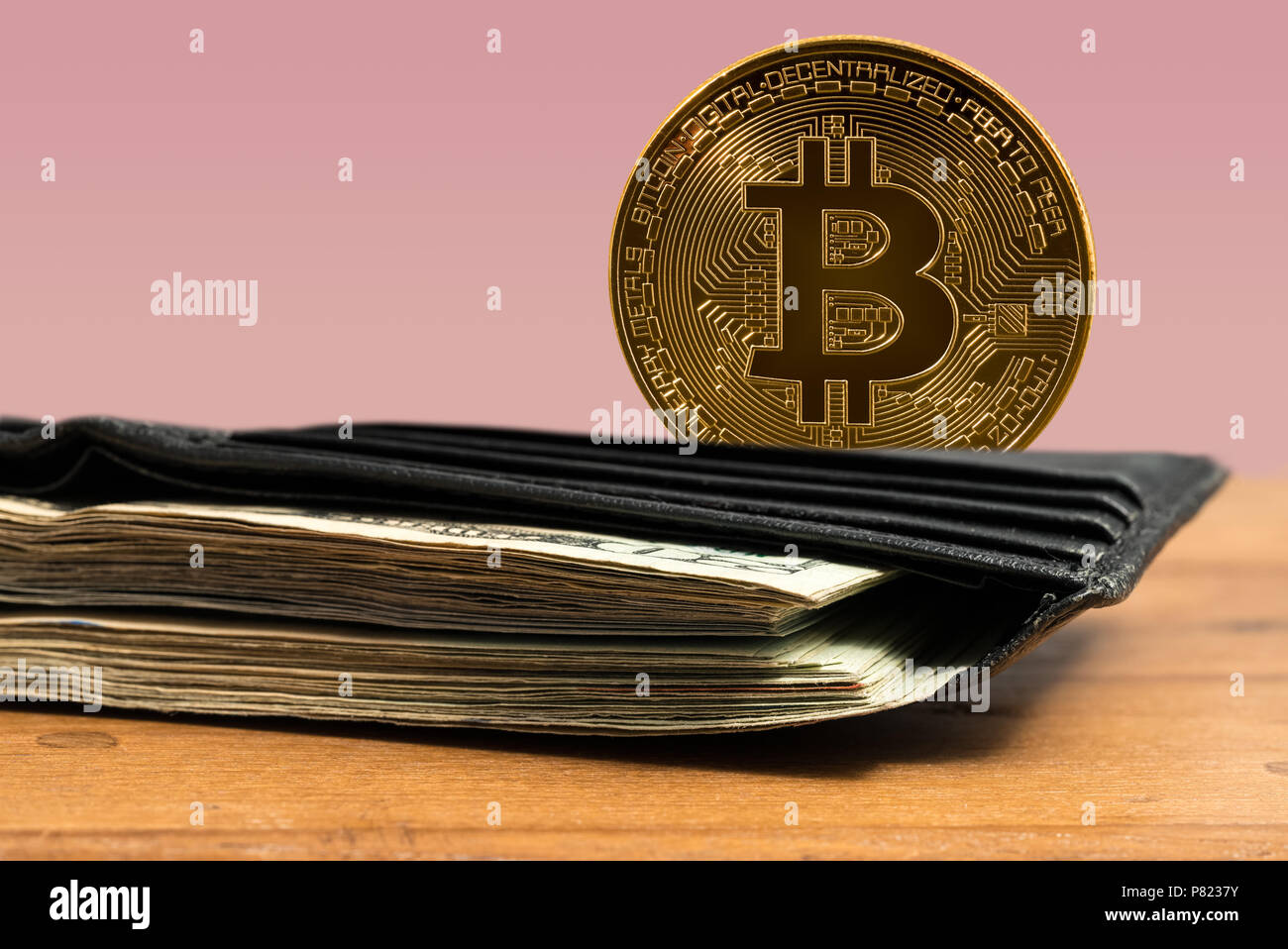 Bitcoin überzog hinter Brieftasche gefüllt mit Bargeld Stockfoto