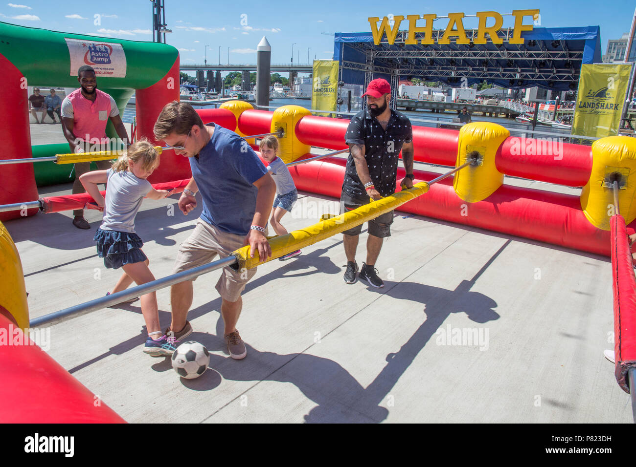 Besucher spielen Menschliche Fooseball, einer von vielen Spiele im Bezirk Wharf in Washington, DC. Stockfoto