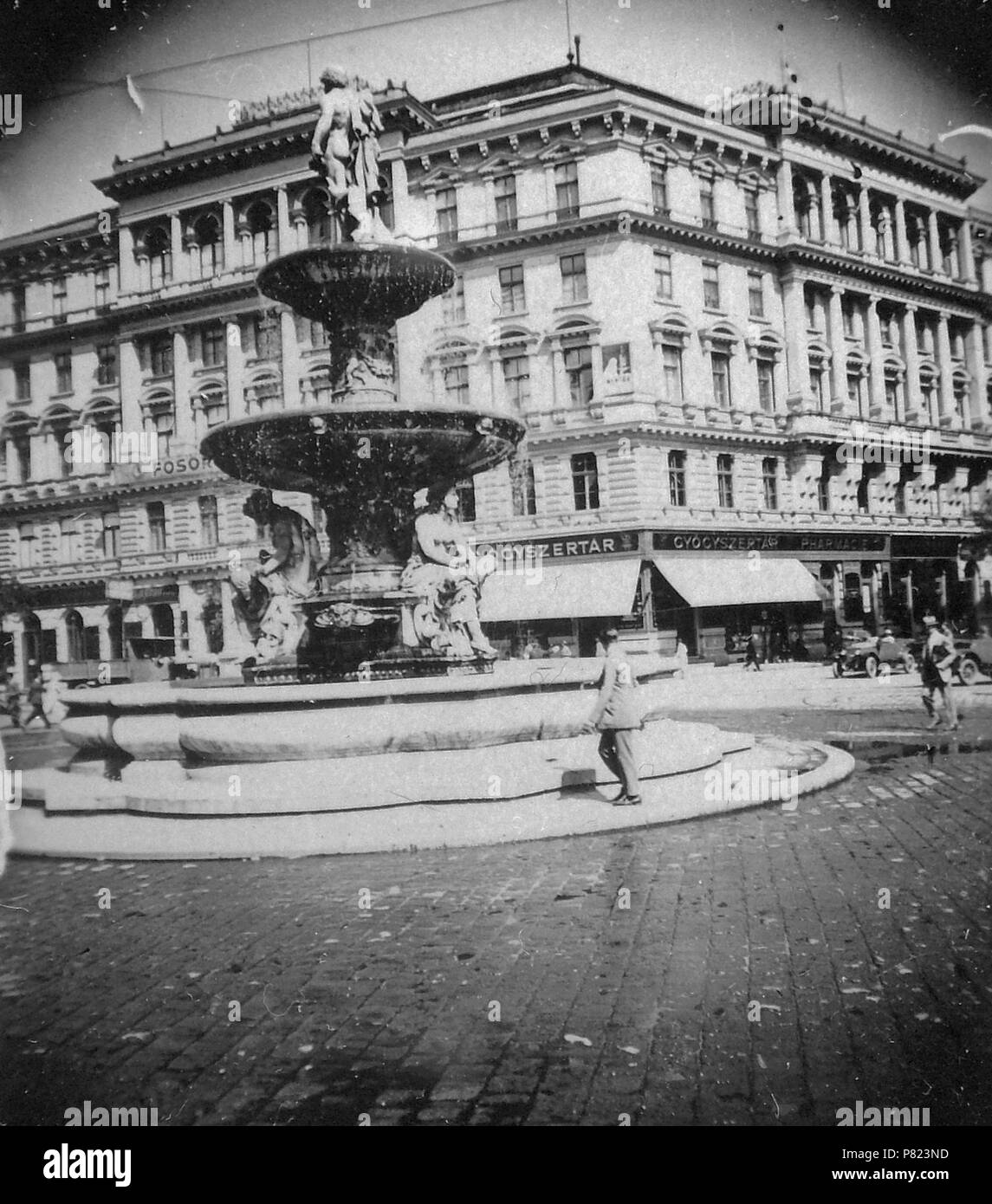 161 Eine Kalvin tér eine Danubius kúttal. Fortepan 2845 Stockfoto