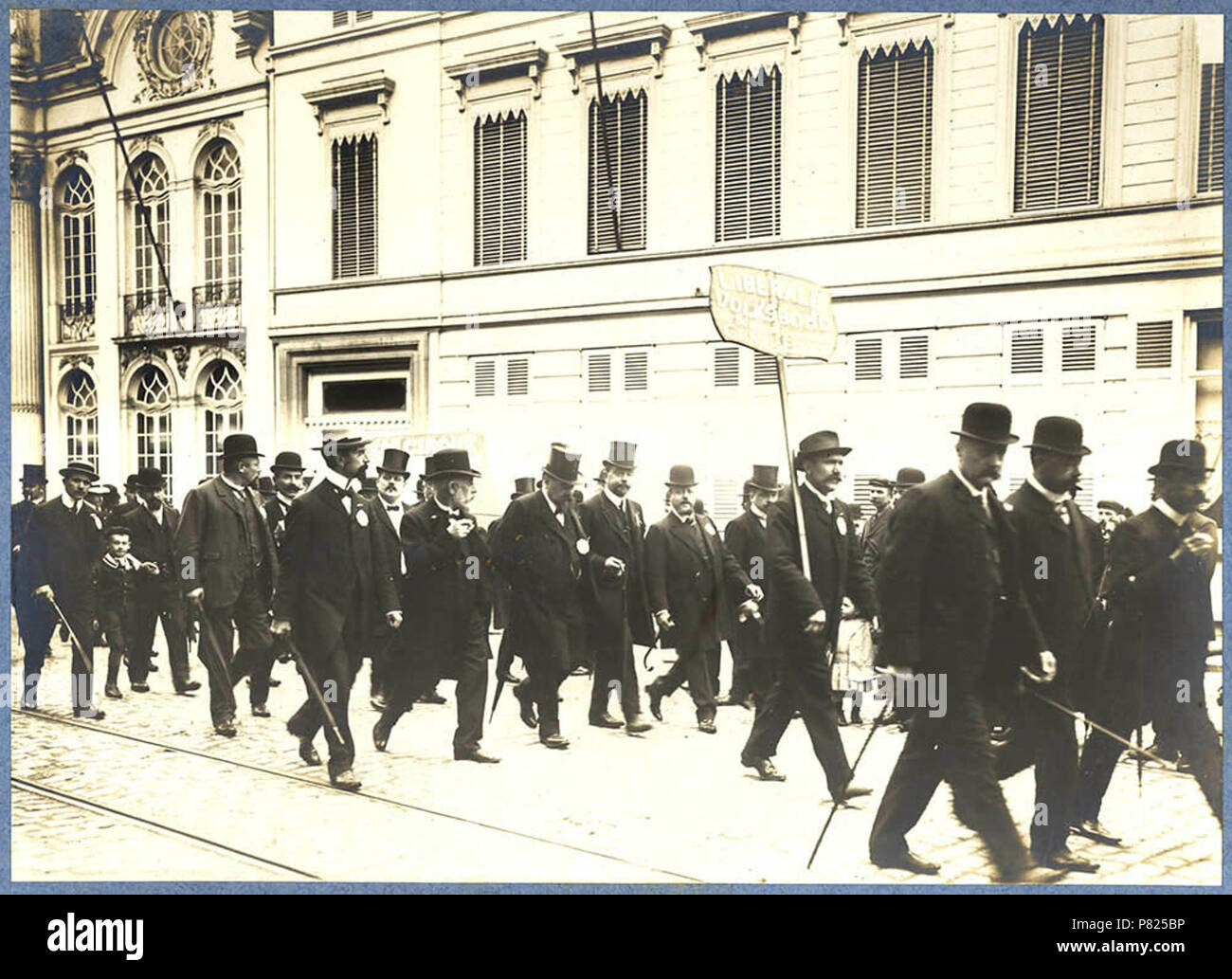 Englisch: De Liberale Volksbond van het arrondissement Gent-Eeklo organizeerde op 26 September 1909 een Reeks feestelijkheden om zijn Nieuwe vlag in Te huldigen. De Kollegen van Helfen U Zelve Antwerpen waren te Gast in Gent. Het evenement werd belangrijk uitgebreid geacht genoeg om op Foto große Te leggen. De foto uit dit Album opgedragen aan het banket Julius Hoste tonen en de stoet Op de Kouter, evenals de vooraanstaande deelnemers, waaronder volksvertegenwoordiger Arthur Buysse, voorzitter van de Volksbond, en registrierte van de Liberale Associatie. Die liberale Volksbond von Ghent-Eeklo organisiert Stockfoto