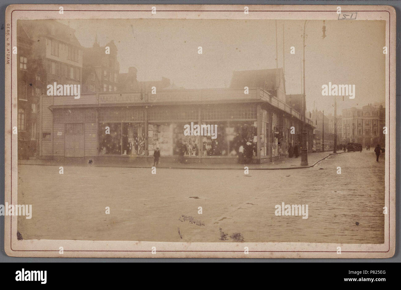 Deutsch: Beschreibung Het hulpmagazijn Van De Bijenkorf op het Damrak gezien naar de Dam. Links op de achtergrond de Huizen aan de Beursstraat Documenttype foto Vervaardiger Gebroeders van Rijkom Collectie Collectie Stadsarchief Amsterdam: kabinetfoto Datering's 1909 t/m 1912 Geografische naam Beursstraat Damrak Inventarissen Http://archief.amsterdam/archief/10005/1402 Afbeeldingsbestand 010005001402. 1909 t/m 1912 168 Gebroeders van Rijkom, Afb 010005001402 Stockfoto