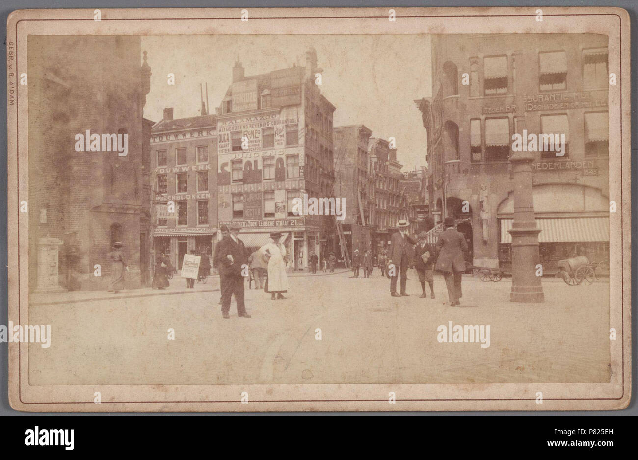 Deutsch: Beschreibung Sophiaplein, voorheen Schapenplein, thans Muntplein gezien naar de ingang van de kalverstraat Documenttype foto Vervaardiger Gebroeders van Rijkom Collectie Collectie Stadsarchief Amsterdam: kabinetfoto Datering's 1895 t/m 1905 Geografische naam Sophiaplein Muntplein Kalverstraat Gebouw Münzturm Inventarissen Http://archief.amsterdam/archief/10005/1477 Afbeeldingsbestand 010005001477. 1895 t/m 1905 168 Gebroeders van Rijkom, Afb 010005001477 Stockfoto