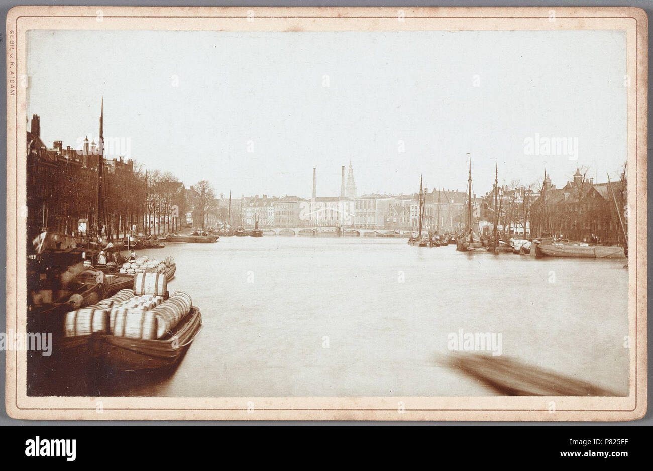 Deutsch: Beschreibung de Binnen Amstel gezien Richting de oude Blauwbrug, afgebroken en vernieuwd 1883 Uiterst dsub Het Oude Vrouwen Nederduits-Hervormd Diakonie-en Mannenhuis 'Besjeshuis', Amstel 51 (gedeeltelijk). Documenttype foto Vervaardiger Gebroeders van Rijkom Collectie Collectie Stadsarchief Amsterdam: kabinetfoto Datering's 1867 t/m 1879 Geografische naam Amstel Inventarissen Http://archief.amsterdam/archief/10005/1559 Afbeeldingsbestand 010005001559. 1867 t/m 1879 168 Gebroeders van Rijkom, Afb 010005001559 Stockfoto