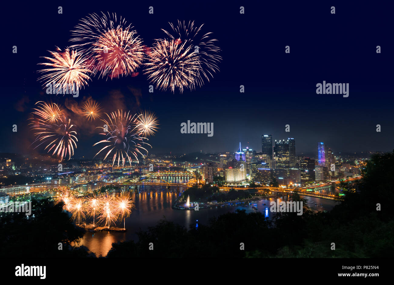 Feuerwerk über Pittsburgh für Tag der Unabhängigkeit Stockfoto