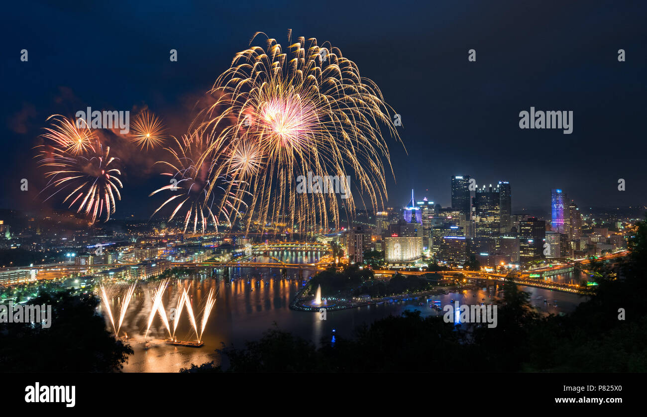 Feuerwerk über Pittsburgh für Tag der Unabhängigkeit Stockfoto
