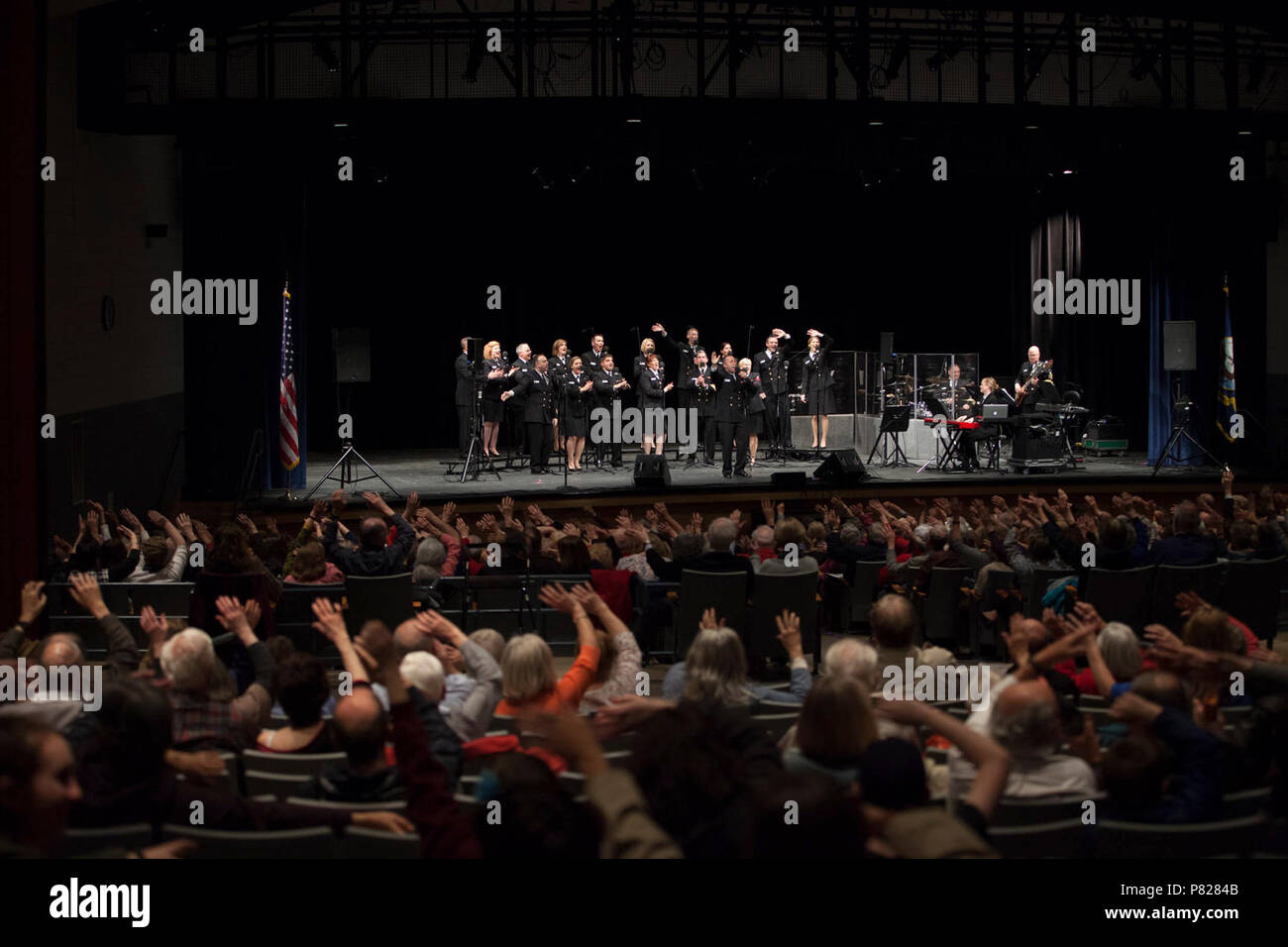 GLASTONBURY, CT (13. April 2016) Das Publikum trat auf den Spaß bei der Sea Chanters Leistung von Songs aus den 60er Jahren. Die Sea Chanters sind auf einer 22-tägigen Reise durch den Nordosten der Vereinigten Staaten. Stockfoto