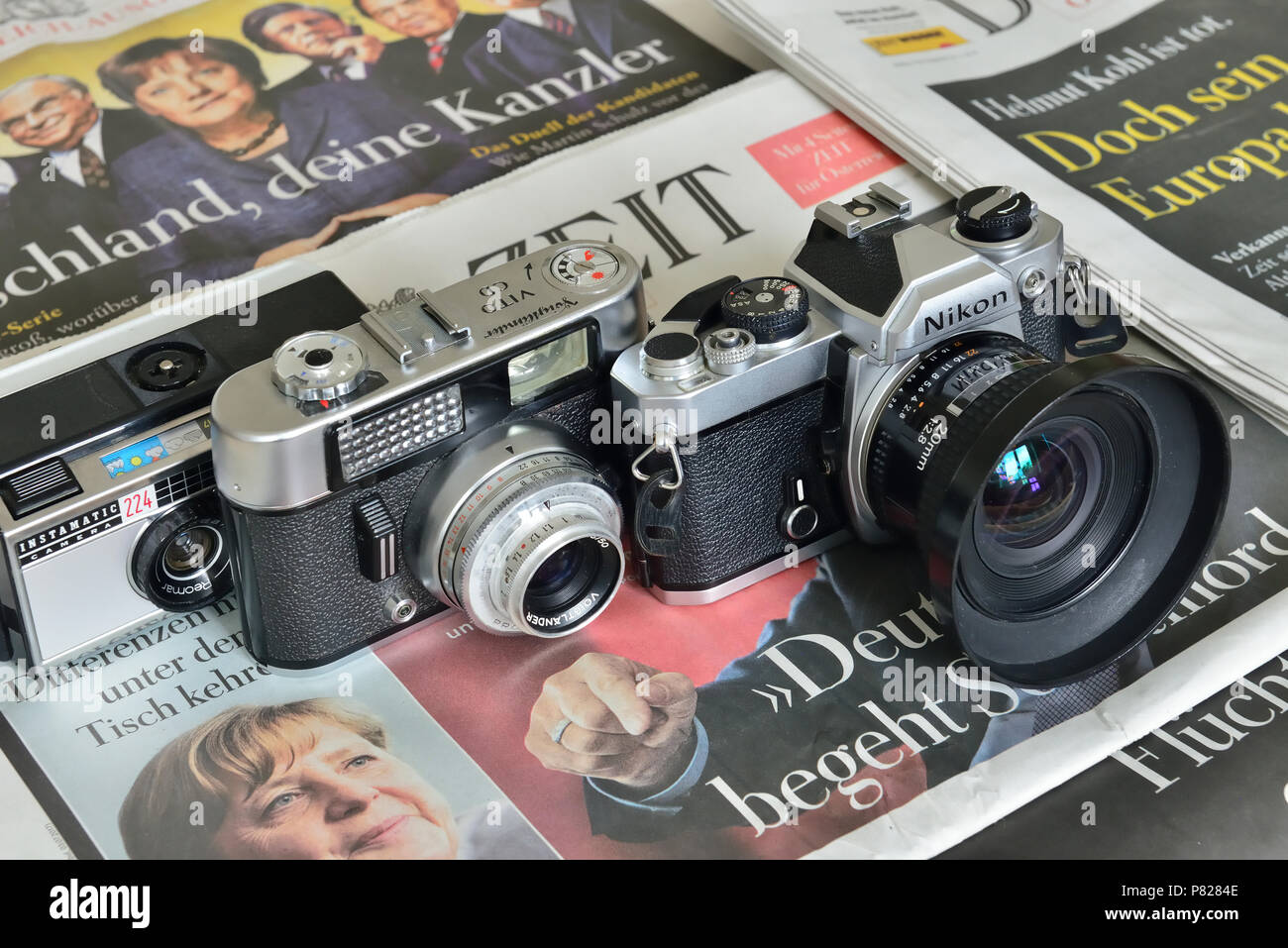Analoge Kameras in Zeitungen. Im Bild Nikon FM mit 20-mm-Linse aus den Jahren 1977-1982, Voigtländer Vito CD aus dem Jahr 1961-1966 Stockfoto
