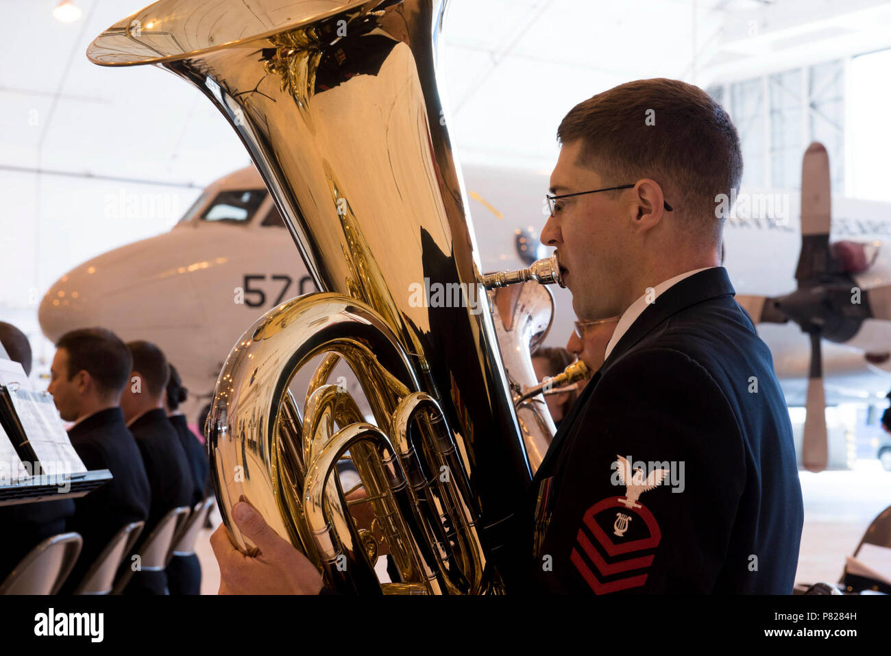 PATUXENT RIVER, MD (14. April 2016) Chief Musiker Anthony Halloin führt auf Tuba mit der US-Navy zeremonielle Band wie Sie zeremonielle Musik während der Änderung des Befehls und Ruhestand Zeremonie der kommandierende Offizier an der Naval Air Station Patuxent River durchführen, Kapitän Heidi ein Fleming. Eine Tradition, die Änderung des Befehls inspiriert, der Stabilität und der reibungslosen Übertragung der Autorität, wobei die volle Verantwortung und Rechenschaftspflicht zwischen zwei Marineoffiziere übertragen wird. Stockfoto