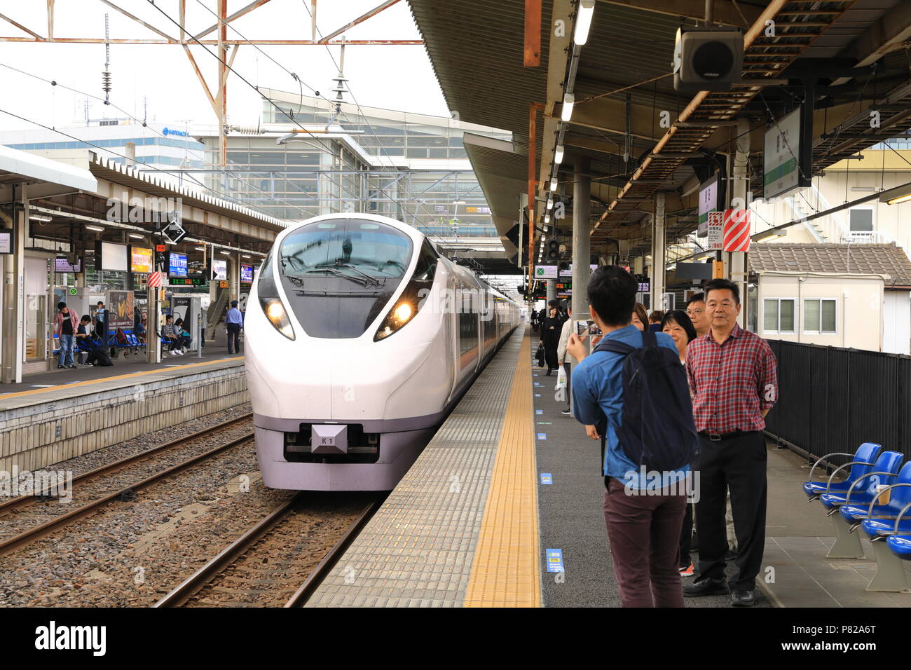 IBARAKI, JAPAN - MAI 2018 : LTD.Express HITACHI Zug kommt, wenn Menschen warten auf Transport, Japan Stockfoto