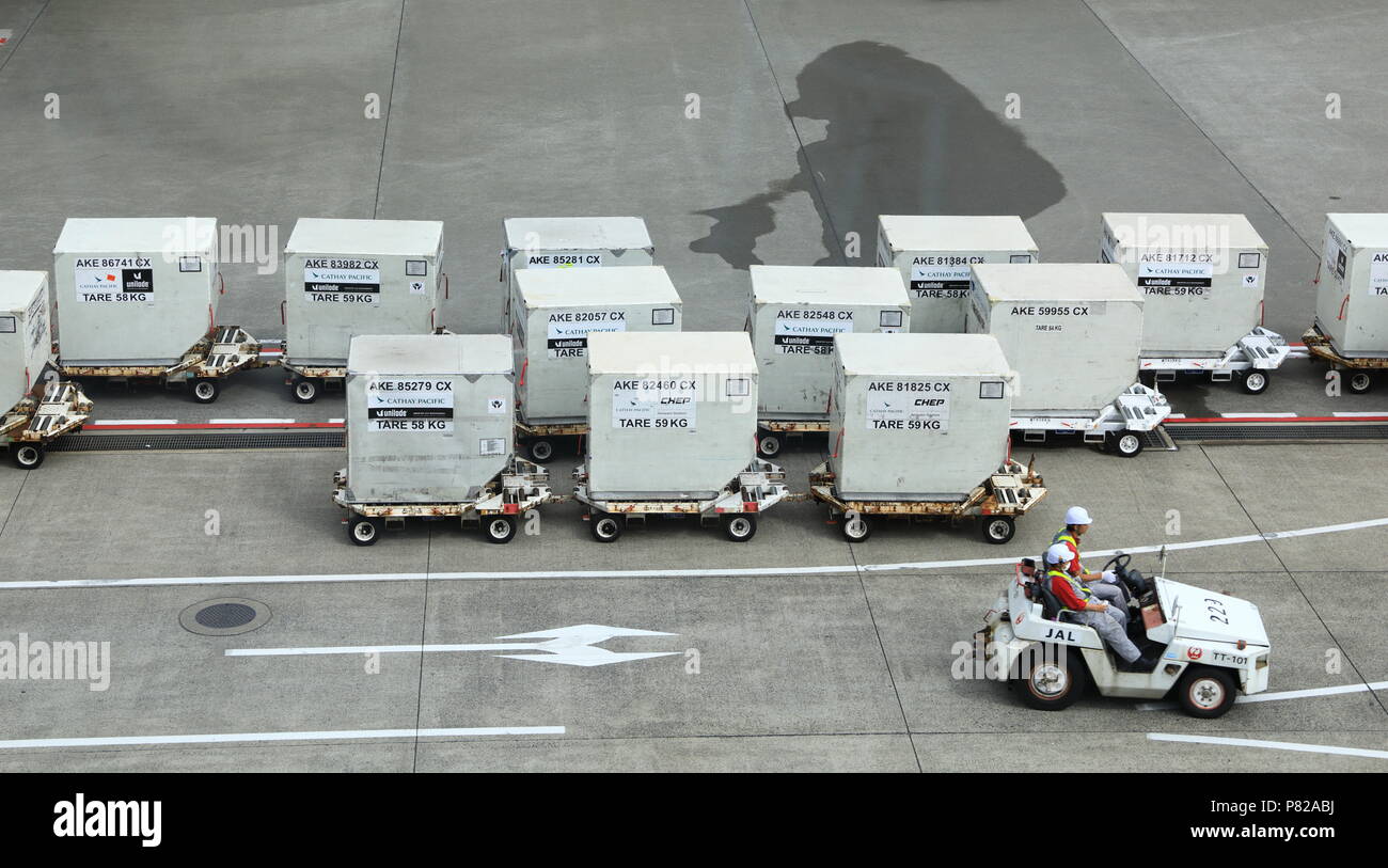 NARITA, JAPAN - Mai 2018: Gepäck Tug (Gepäck dolly Verkehr) in der Bodenabfertigungsdienste auf dem Flughafen Narita, Japan. Stockfoto