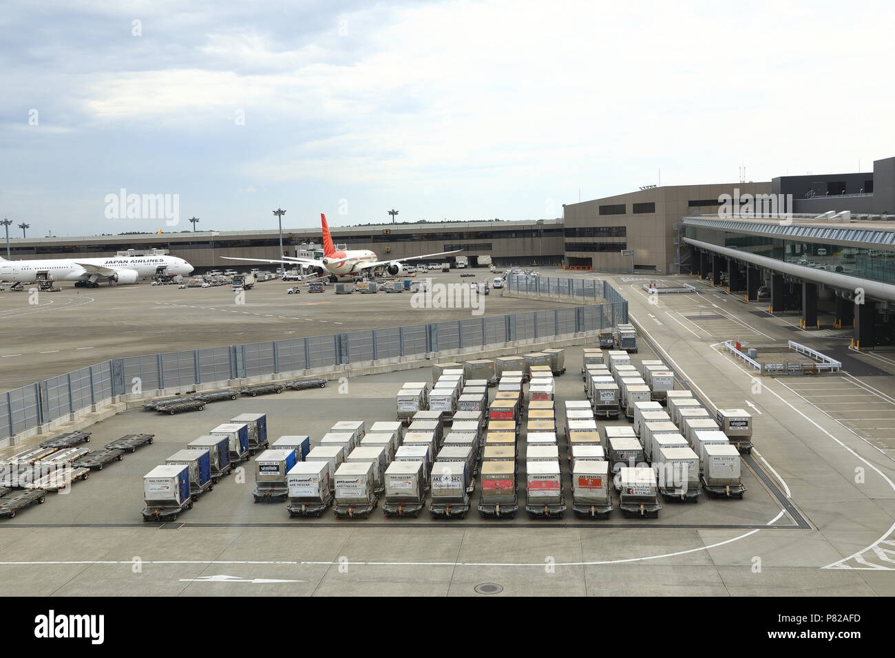 NARITA JAPAN, MAI 2018 : Bodenabfertigung, Frachtcontainer warten auf die Beladung in ein Passagierflugzeug am Flughafen Narita. Stockfoto