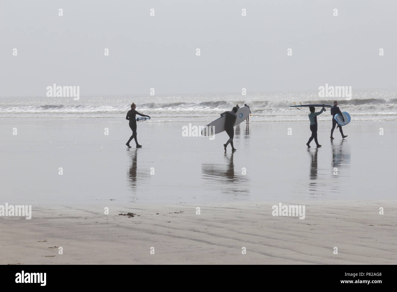 Porthcawl, South Wales, UK. 14. April 2018. UK Wetter: Surfer trotzen dem Wellen bei Porthcawl, South Wales an einem sonnigen Tag. Stockfoto