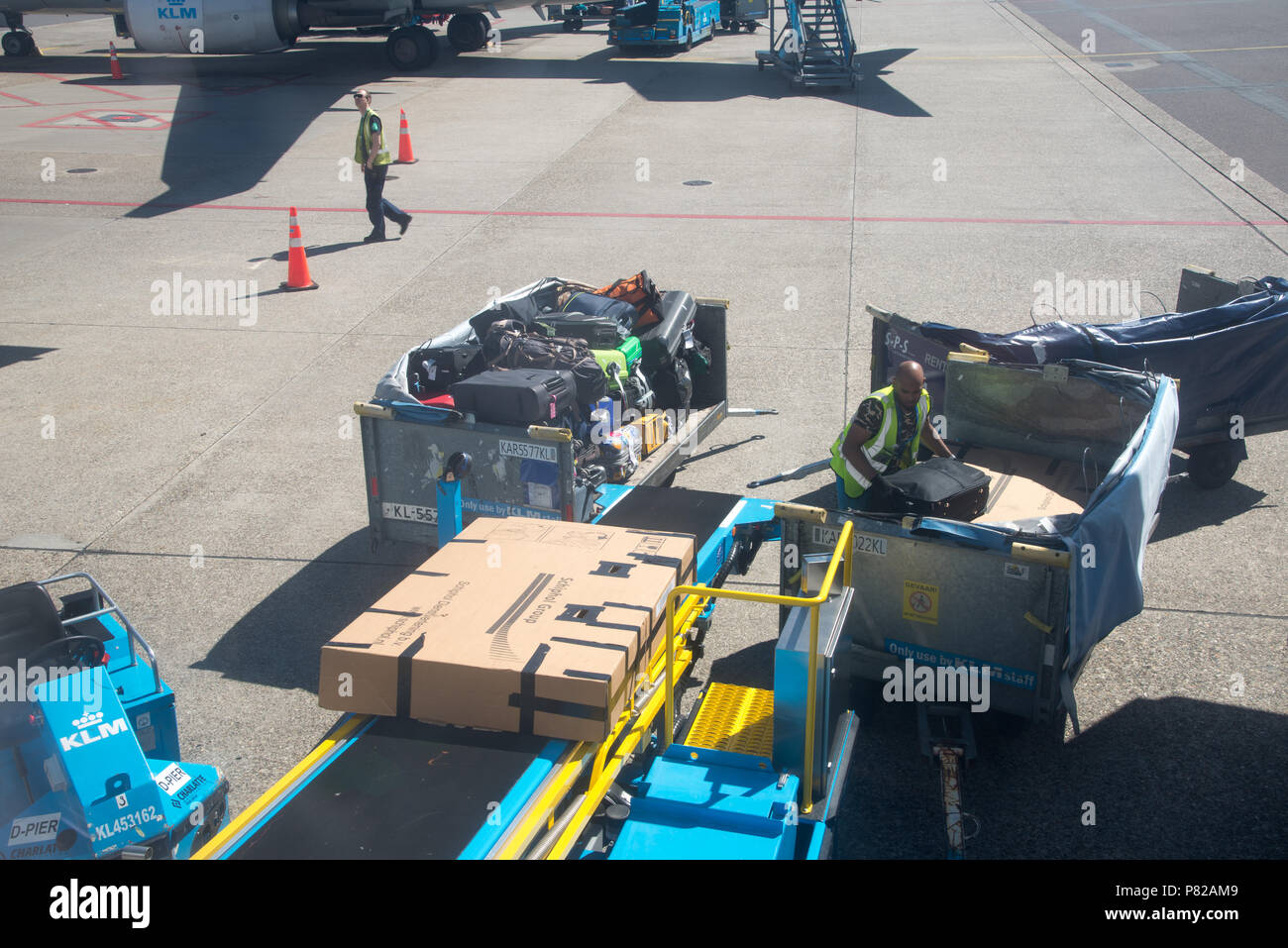 Entladen des Gepäcks vom Flugzeug auf dem Flughafen Schiphol, Amsterdam, Holland Stockfoto