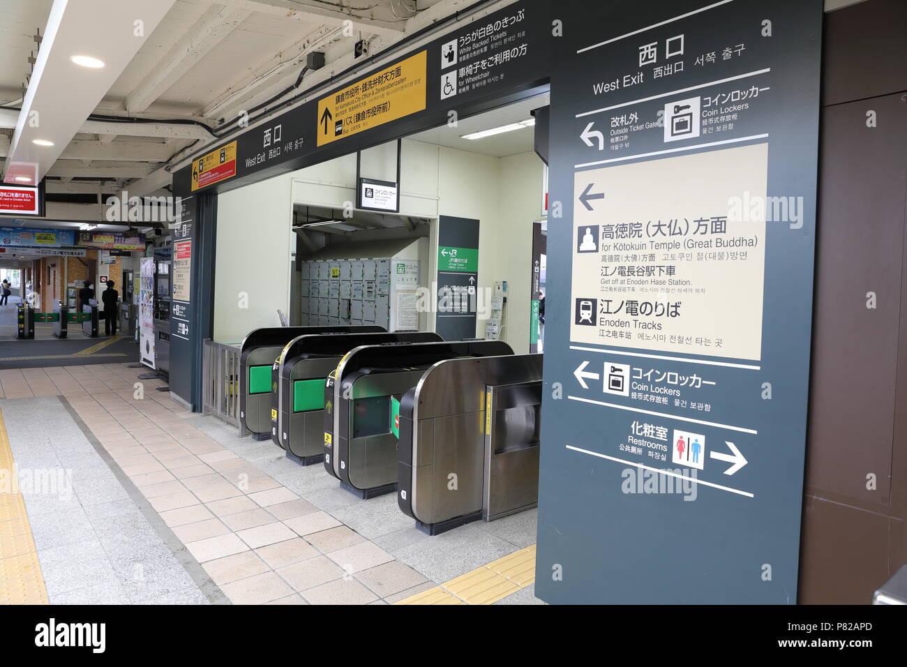 KAMAKURA, JAPAN - Mai 2018: Automatic Fare Collection System am Bahnhof in Kamakura Japan Stockfoto