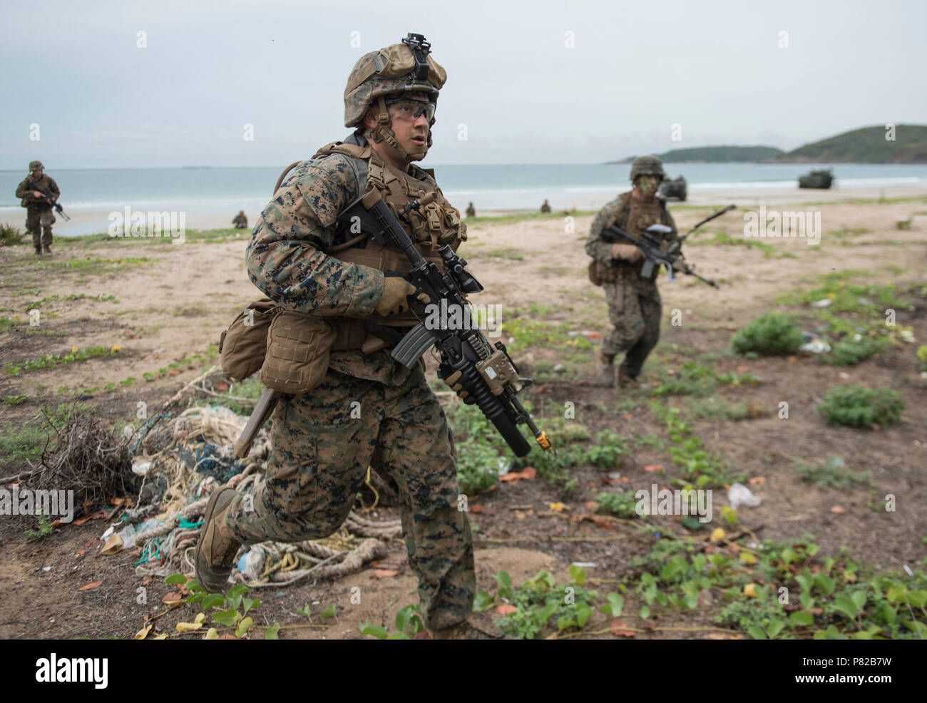 SATTAHIP, Thailand (18. Juni 2016) US-Marines von Firma E, 2.BATAILLON, 2 Marines sichern Sie den Brückenkopf während einer amphibischen Angriff Bohrer mit Royal Thai Marines während der Zusammenarbeit flott Bereitschaft und Weiterbildung (Karat) Thailand 2016. CARAT ist eine Reihe von jährlichen maritime Übungen zwischen der US Navy, US Marine Corps und der bewaffneten Kräfte der neun Partner Nationen Bangladesch, Brunei, Kambodscha, Indonesien, Malaysia, den Philippinen, Singapur, Thailand, und Timor-Leste. Stockfoto