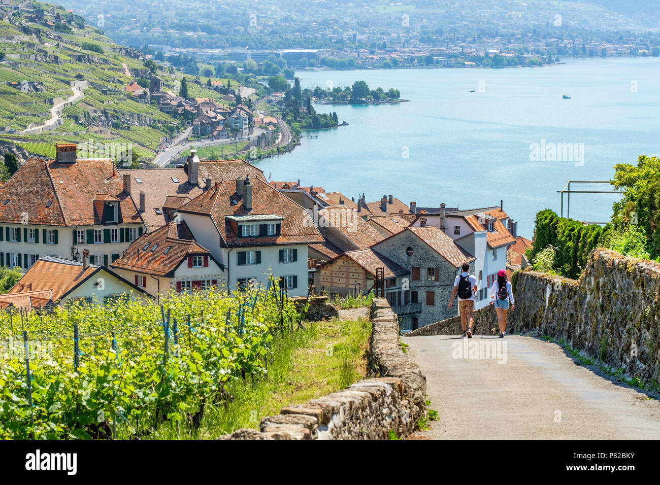 Zwei jungen Touristen wandern in Richtung des Dorfes Rivaz, Schweiz Stockfoto