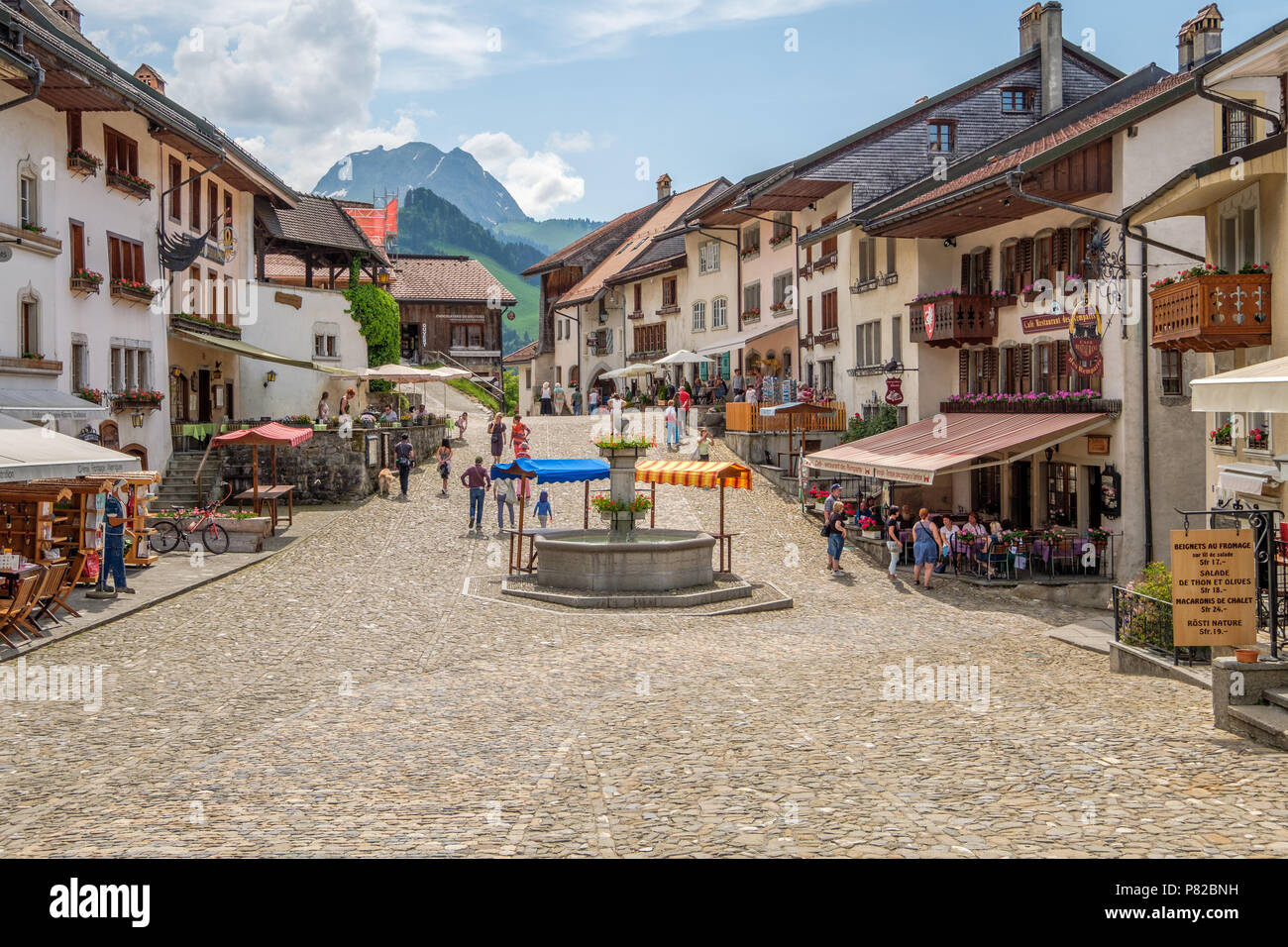 Rue De Bourg, die mittelalterliche Straße bis zur Bulle Casltle. Nette Restaurants und glückliche Menschen. Stockfoto