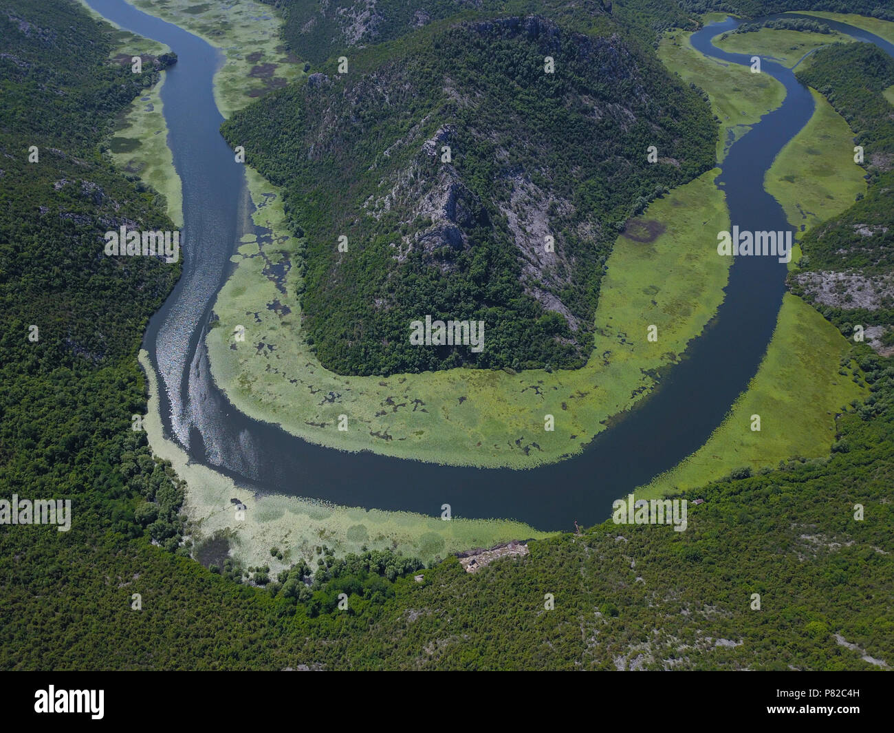 Fluss (Rijeka Crnojevica Crnojevića) ist ein Fluss im Süden von Montenegro, die fliesst in Skadar-see (Skadarsko jezero). Stockfoto