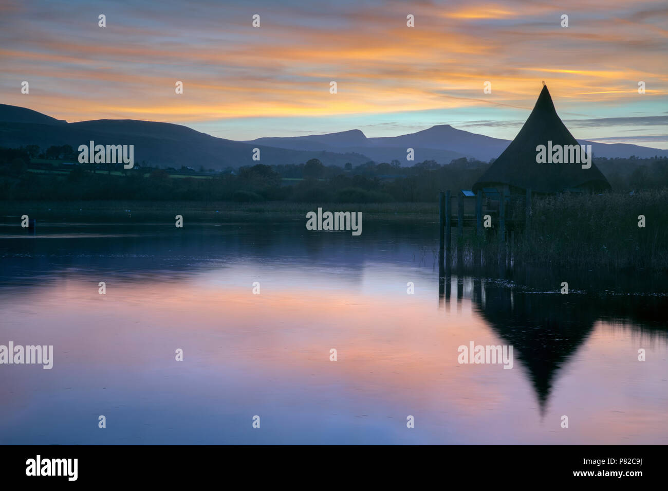 Sonnenuntergang am Llangorse Lake in den Brecon Beacons National Park gefangen. Stockfoto