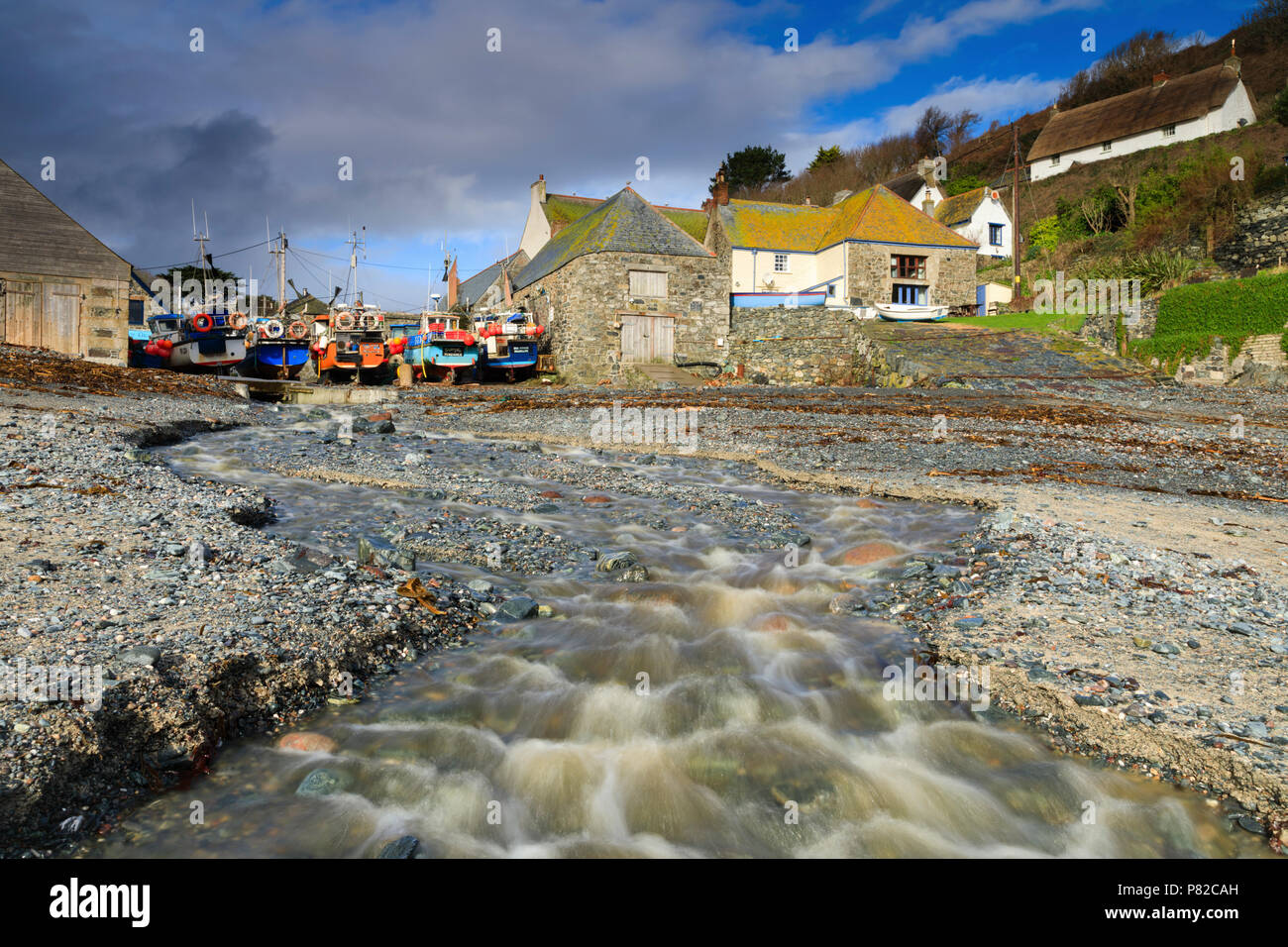 Die stream auf der Kiesstrand in Cadgwith Cove in Cornwall. Stockfoto