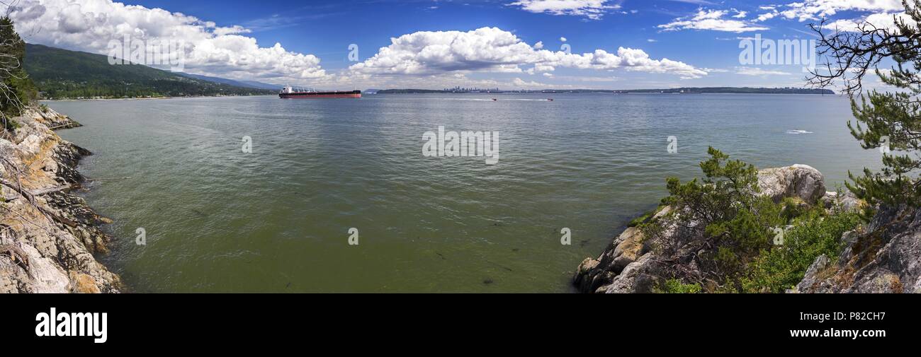 Weite Panoramalandschaft Panoramaaussicht auf den Pazifischen Ozean, die Burrard Strait und die Skyline der Stadt Vancouver vom Eagle Point im Lighthouse Park Stockfoto