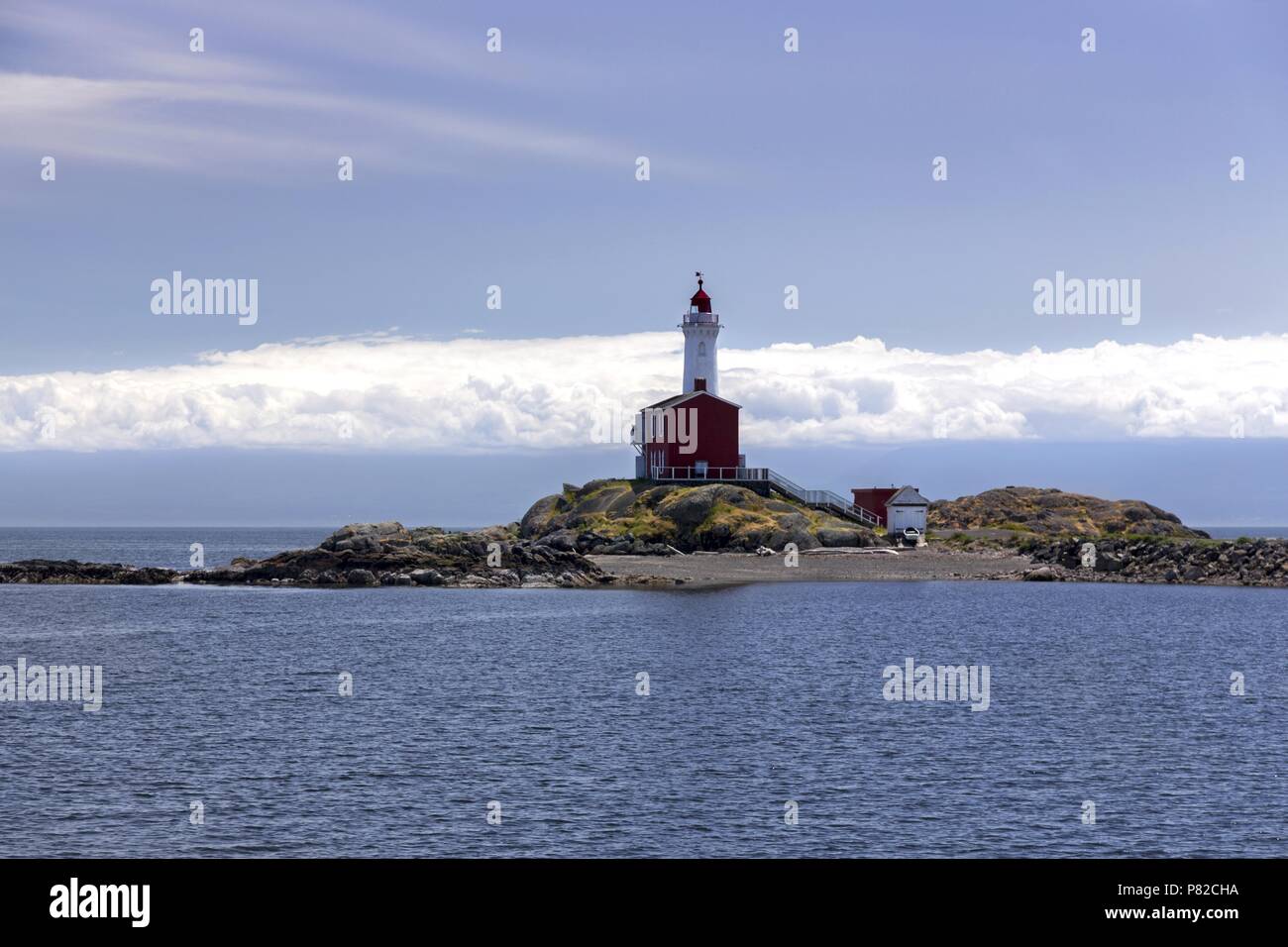 Fisgard Leuchtturm, Canadian National Historic Site, und die entfernten Cloudscape über Juan De Fuca Meerenge in der Nähe von Victoria, British Columbia. Stockfoto