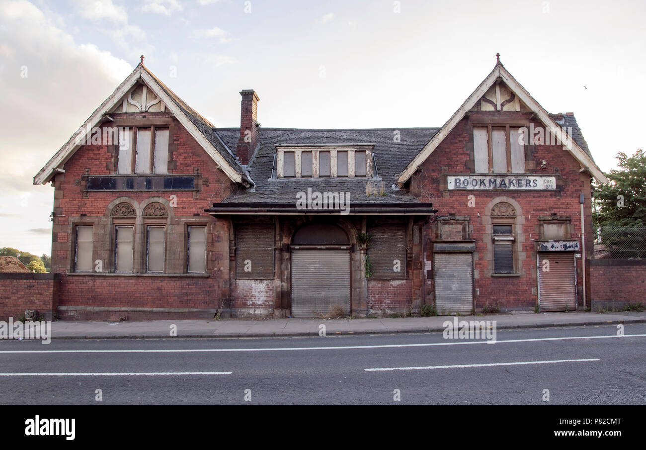 GLASGOW, Schottland - 7. August 2013: Das verlassene Gebäude des alten Possil Bahnhof auf Baltimore Straße in Possilpark. Stockfoto