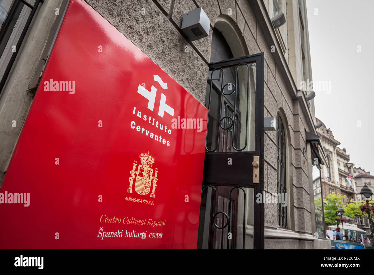 Belgrad, SERBIEN - Juli 7, 2018: das Logo von Cervantes Instute (Instituto Cervantes) auf ihren Belgrad Zweig Eingang. Instituto Cervantes ist der offici Stockfoto