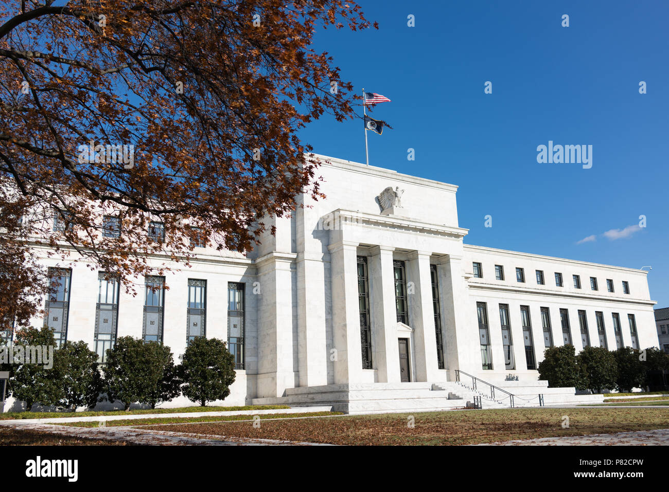 Eingang zum Federal Reserve Building Washington DC // Eingang zum Federal Reserve Building an der Constitution Avenue in Washington DC. Das Federal Reserve System ist das Zentralbanksystem der Vereinigten Staaten. Stockfoto