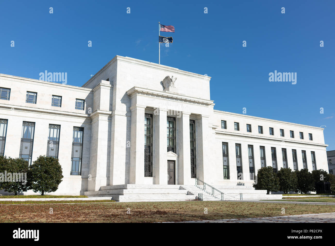 Eingang zum Federal Reserve Building Washington DC // Eingang zum Federal Reserve Building an der Constitution Avenue in Washington DC. Das Federal Reserve System ist das Zentralbanksystem der Vereinigten Staaten. Stockfoto