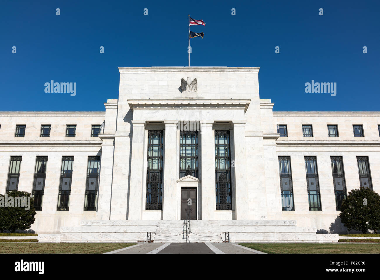 Eingang zum Federal Reserve Building Washington DC // Eingang zum Federal Reserve Building an der Constitution Avenue in Washington DC. Das Federal Reserve System ist das Zentralbanksystem der Vereinigten Staaten. Stockfoto
