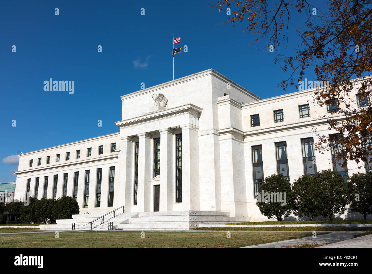 Eingang zum Federal Reserve Building Washington DC // Eingang zum Federal Reserve Building an der Constitution Avenue in Washington DC. Das Federal Reserve System ist das Zentralbanksystem der Vereinigten Staaten. Stockfoto