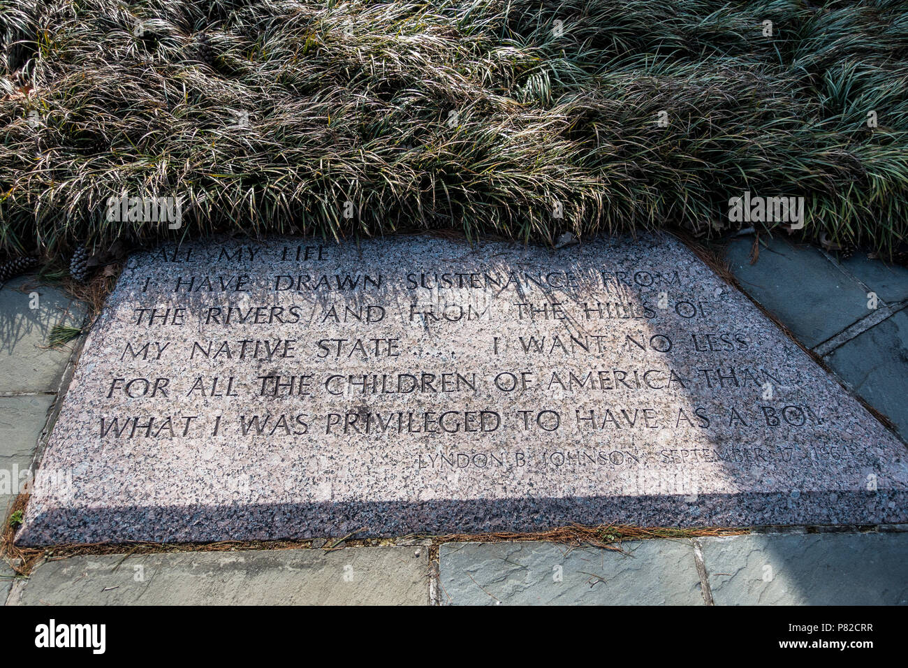 Eine Inschrift in Granit an der LBJ Memorial Grove auf dem Potomac. Es liest: "Mein ganzes Leben habe ich systenance von den Hügeln von meiner nativen Zustand gezeichnet haben. . . . Ich möchte nicht weniger für alle Kinder von Amerika als das, was ich als Junge zu haben.' Es ist vom 17. September 1964. Gewidmet der 36. US-Präsident Lyndon B. Johnson, Lyndon Baines Johnson Memorial Grove auf dem Potomac sitzt in Lady Bird Johnson Park auf Columbia Island, mit Blick auf die Skyline von Washington DC. Es war am 6. April 1976 eingeweiht. Stockfoto