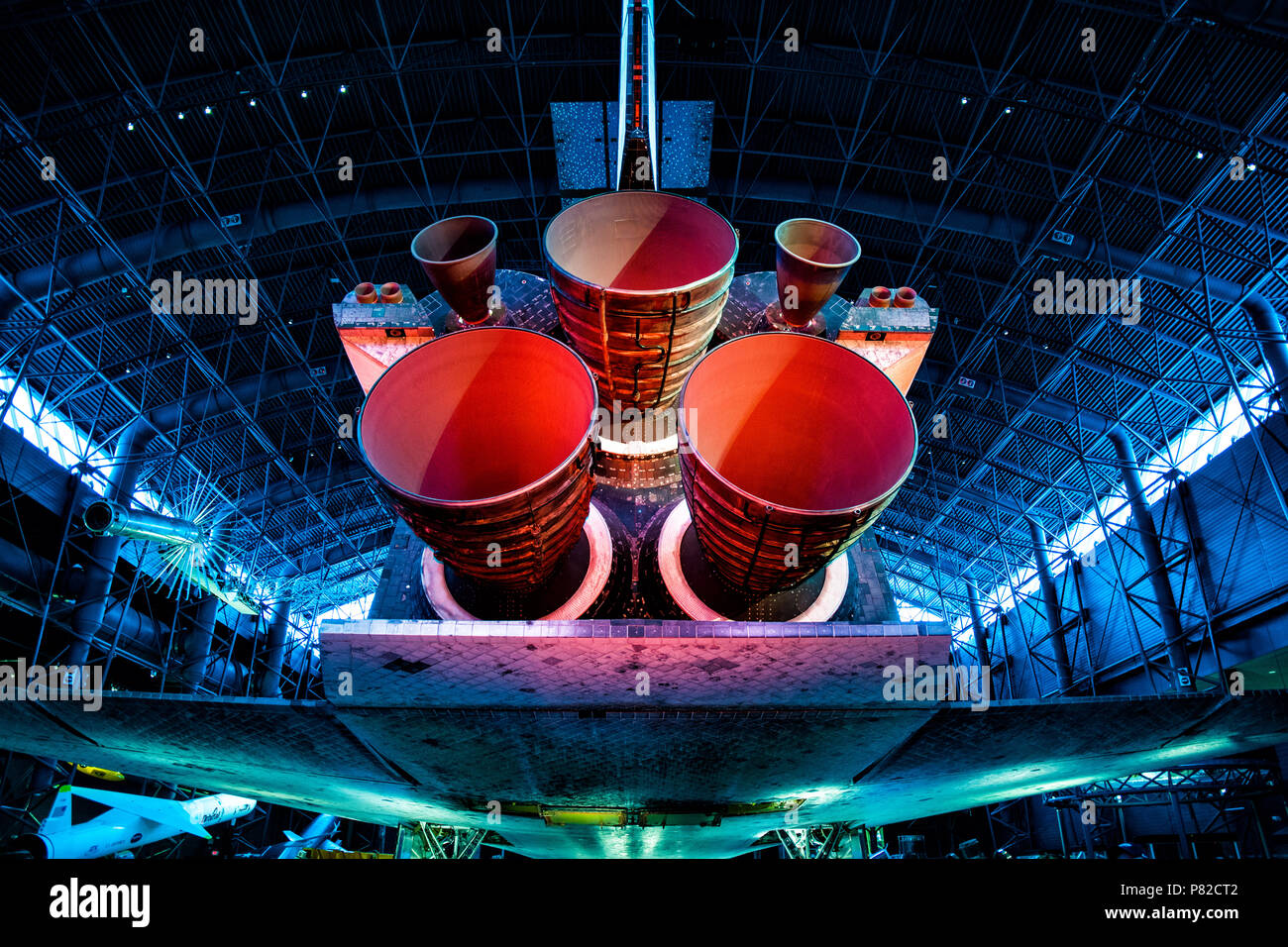 CHANTILLY, Virginia, USA – der Heckbereich des Space Shuttle Discovery, der seine Raketenverstärker zeigt, wird im Steven F. Udvar-Hazy Center des Smithsonian ausgestellt, das Teil des National Air and Space Museum ist. Dieser pensionierte Orbiter ist ein bedeutender Teil der NASA-Weltraumforschung. Stockfoto