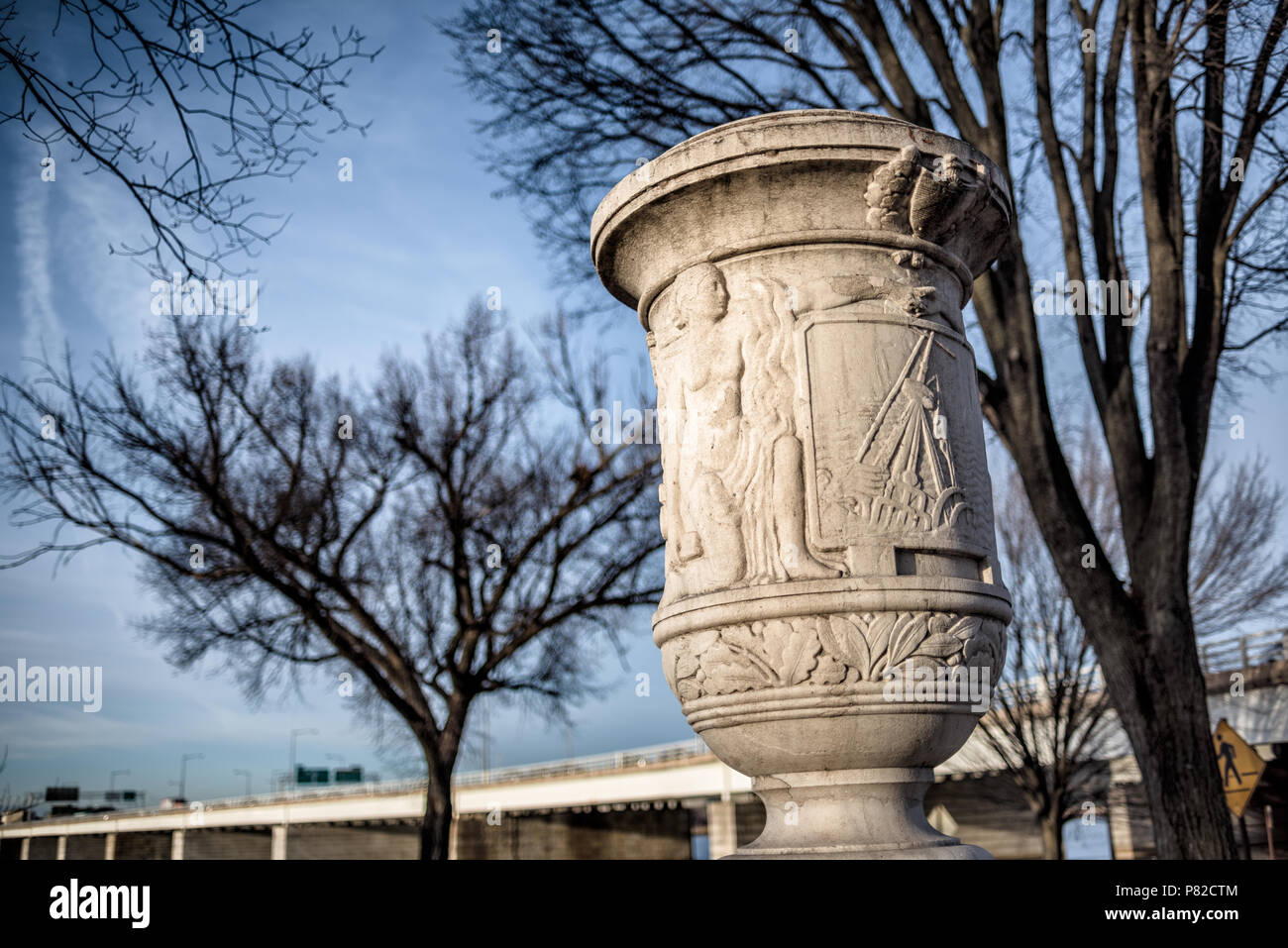 Cuban Friendship Urn East Potomac Park Washington DC // WASHINGTON DC – die Cuban Friendship Urn steht im East Potomac Park, ein Gedenkgeschenk aus Kuba zum Gedenken an die USS Maine. Die Urne aus Stein, die Präsident Calvin Coolidge 1928 überreicht hatte, ehrt amerikanische Seeleute, die 1898 bei der Versenkung der USS Maine im Hafen von Havanna starben. Die Urne repräsentiert die diplomatischen Beziehungen zwischen Kuba und den Vereinigten Staaten des frühen 20. Jahrhunderts. Stockfoto
