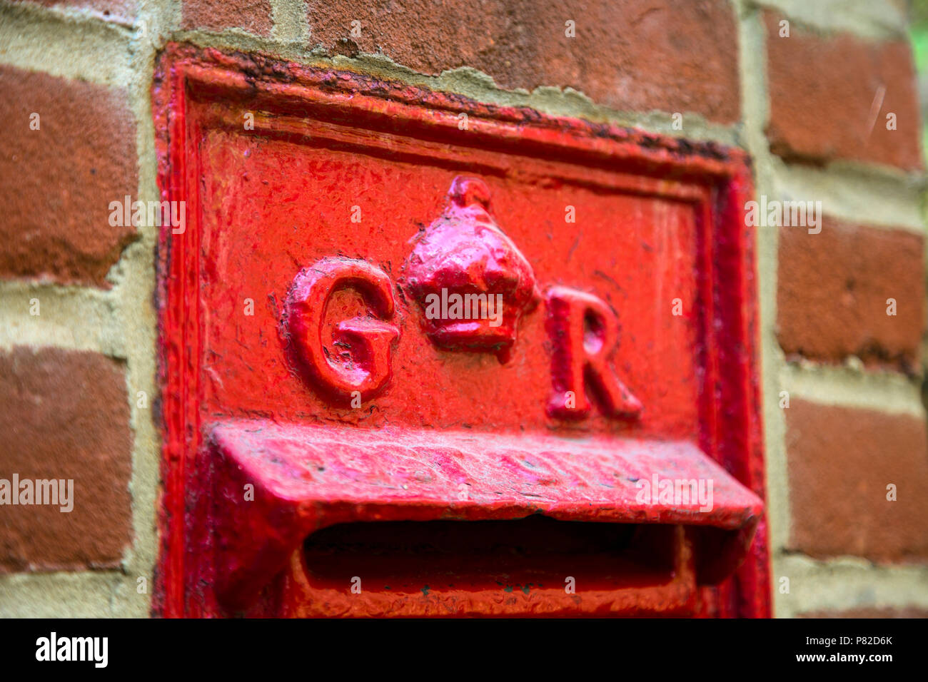 Royal cypher auf einem roten Englisch Post Box aus der Zeit des Königs George V, Lewes, Großbritannien Stockfoto