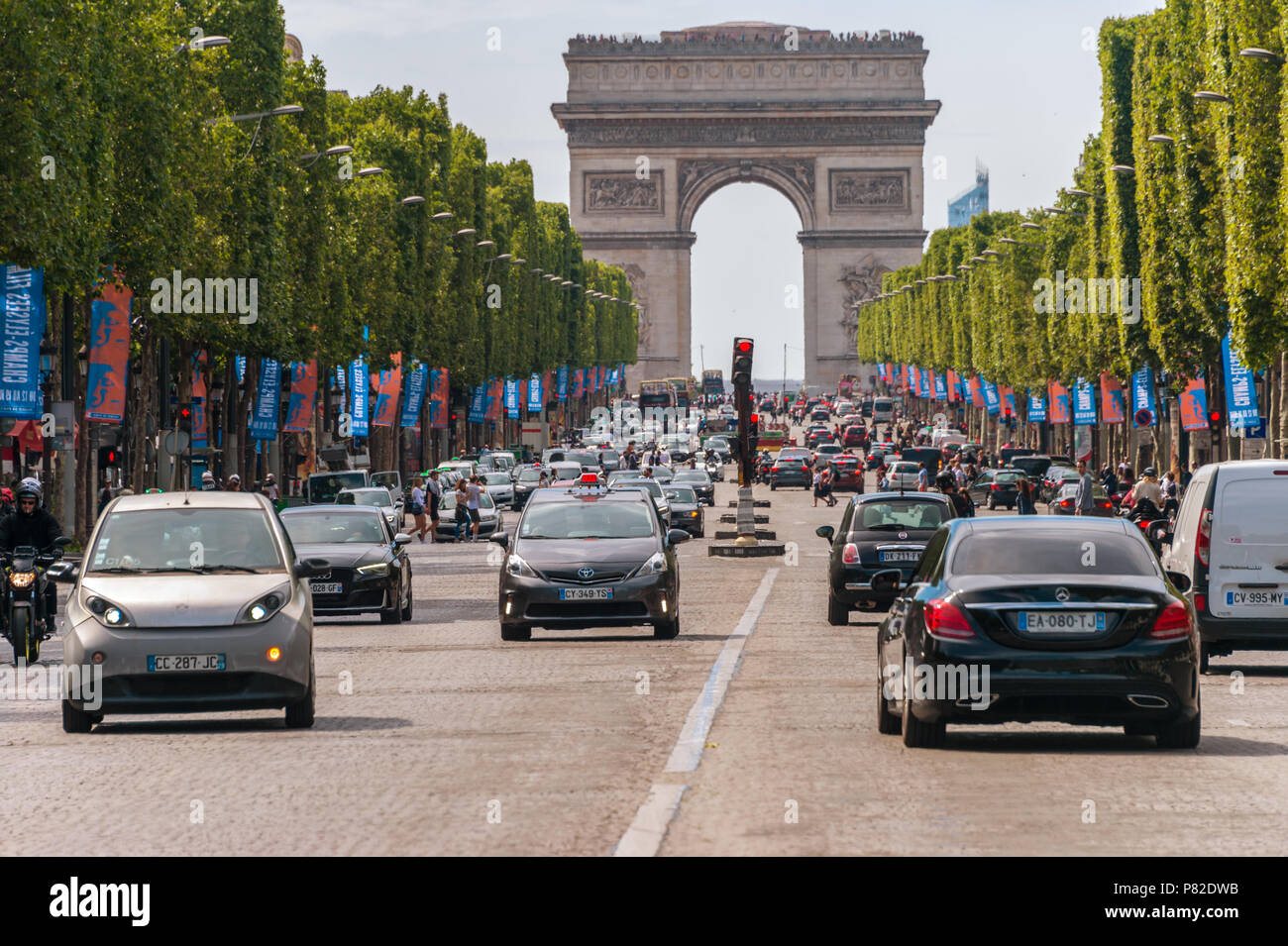 Paris, Frankreich, 23. Juni 2018: Verkehr entlang der Champs Elysees Avenue und dem Triumphbogen entfernt. Stockfoto