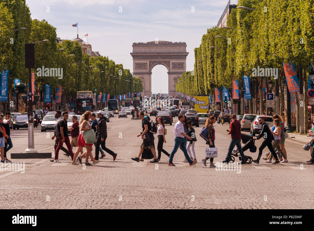 Paris, Frankreich, 23. Juni 2018: Eine Masse von Personen, Avenue des Champs-Elysees, Arc de Triomphe im Hintergrund Stockfoto