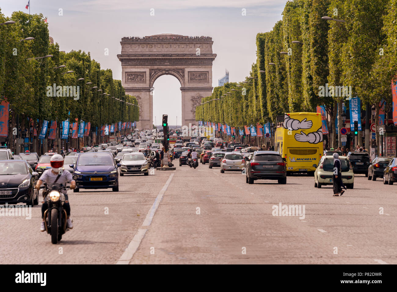 Paris, Frankreich, 23. Juni 2018: Verkehr entlang der Champs Elysees Avenue und dem Triumphbogen entfernt. Stockfoto