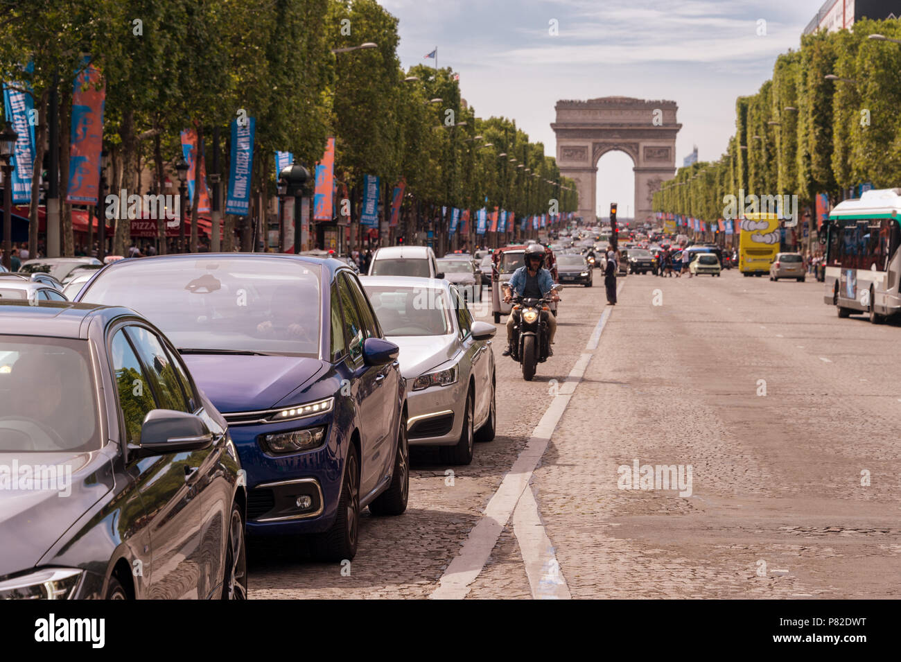 Paris, Frankreich, 23. Juni 2018: Verkehr entlang der Champs Elysees Avenue und dem Triumphbogen entfernt. Stockfoto