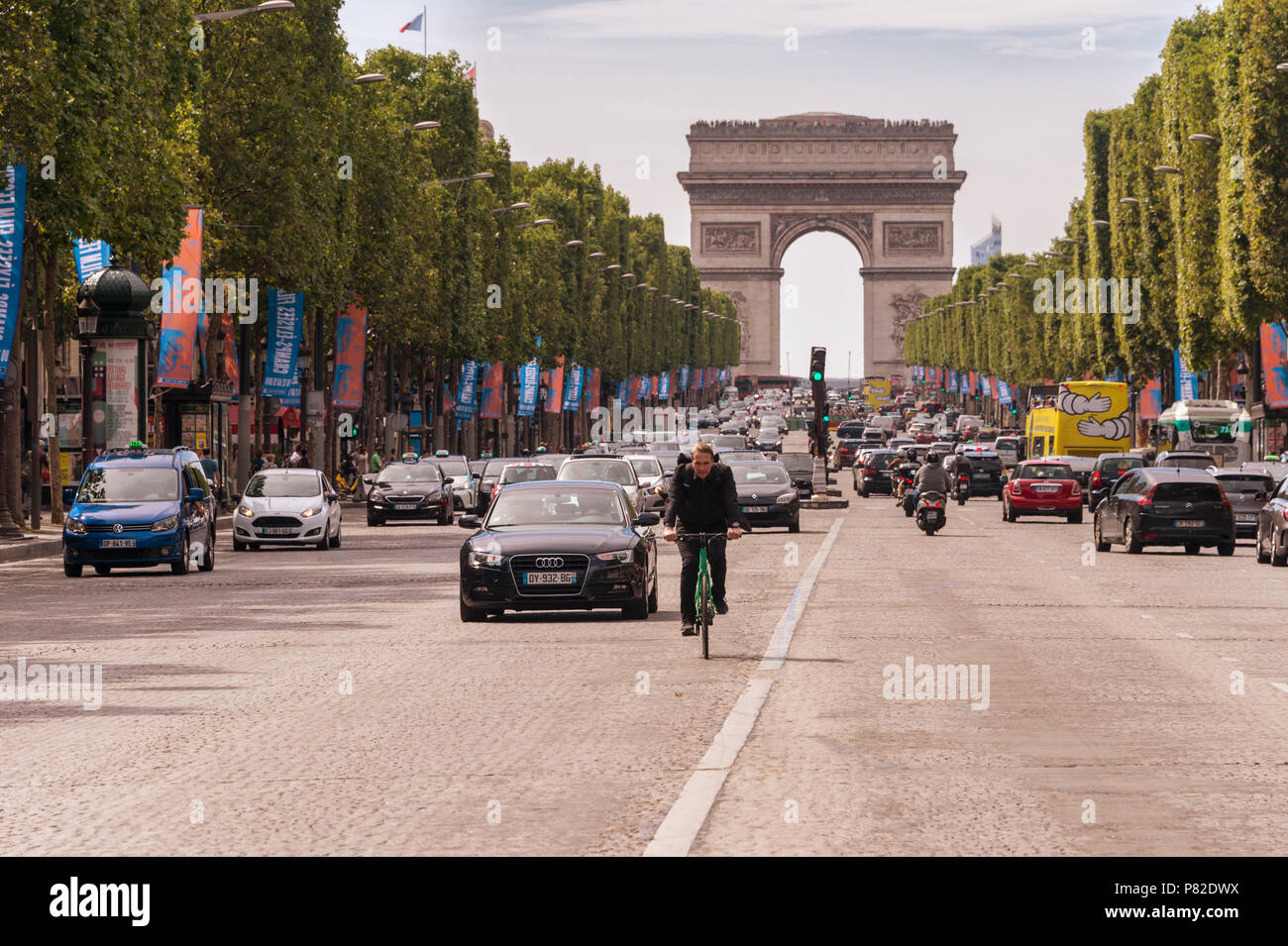 Paris, Frankreich, 23. Juni 2018: Verkehr entlang der Champs Elysees Avenue und dem Triumphbogen entfernt. Stockfoto