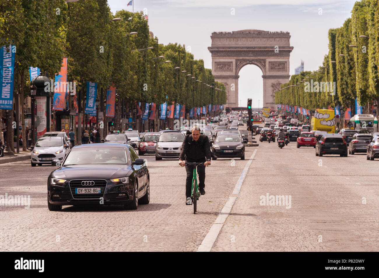 Paris, Frankreich, 23. Juni 2018: Verkehr entlang der Champs Elysees Avenue und dem Triumphbogen entfernt. Stockfoto