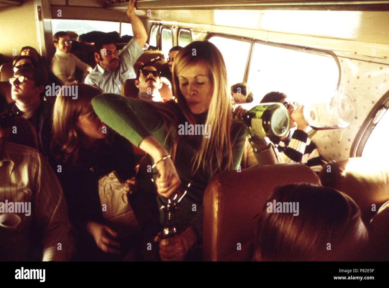 Skifahrer auf den Bus nach Aspen. Schneestürme oder vereisten Straßen machen Zeitpläne mehr eine Hoffnung als eine Verpflichtung 01 1974 Stockfoto