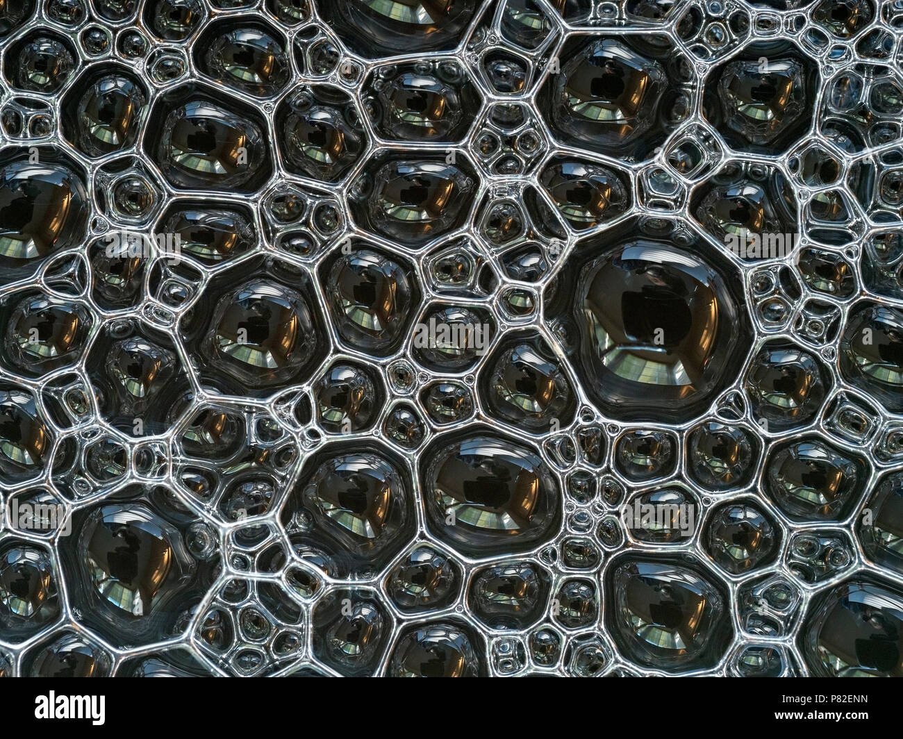 Eine Nahaufnahme von einer Schicht von vielen kleinen Seifenblasen auf dem Wasser schwimmend Stockfoto